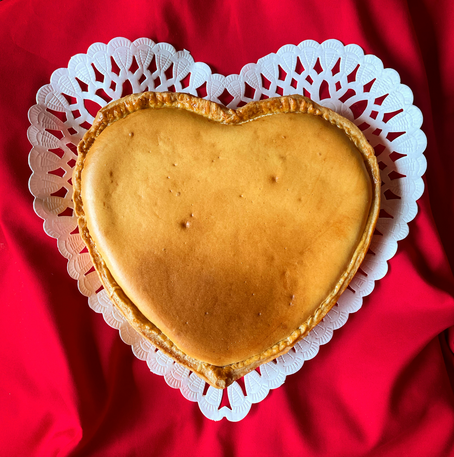 Pay de Doble Queso con piña en forma de corazón